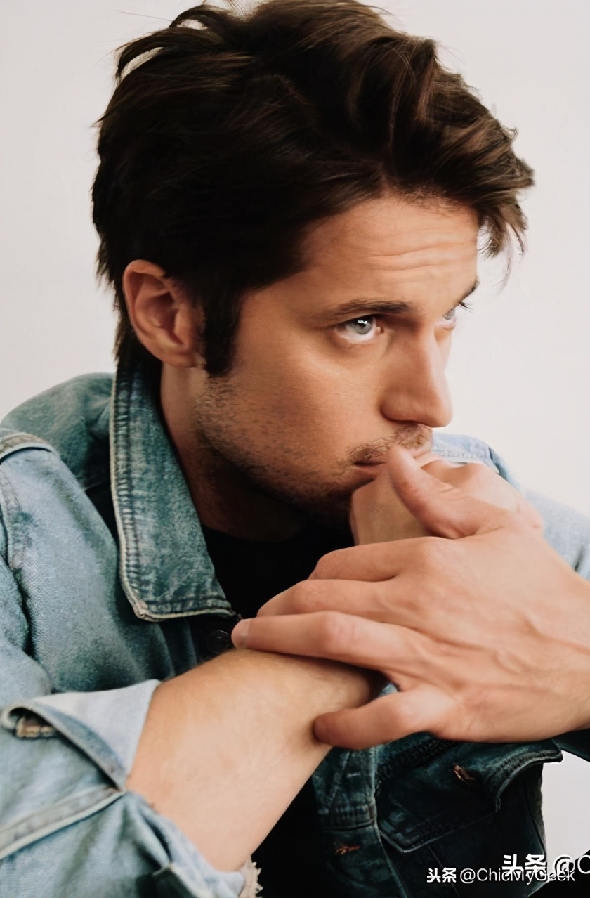 艾米丽在巴黎女主最后跟谁在一起,艾米丽在巴黎主演是谁