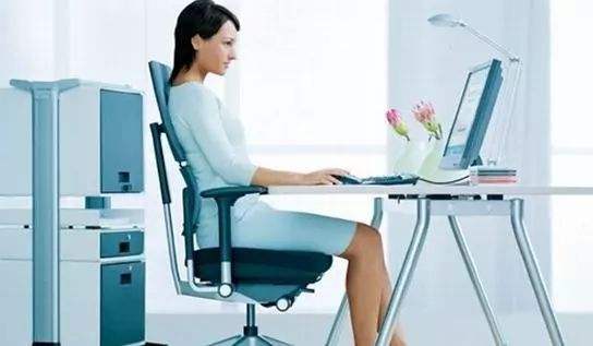 坐姿不对，腰受罪！常见的不良坐势，看看你有没有