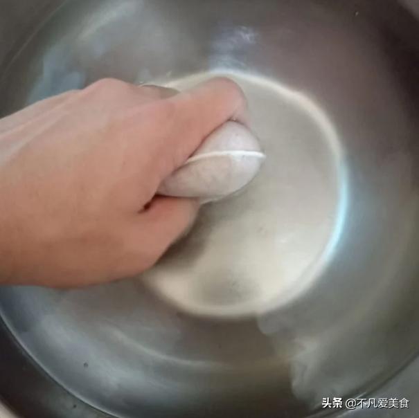 夏天太热了喝一杯冰镇果汁,天气太热了来杯果汁凉快解暑