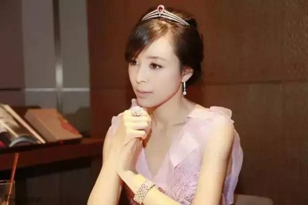 被称“女版陈冠希”，和多名大导演传绯闻，张静初败于太太团？