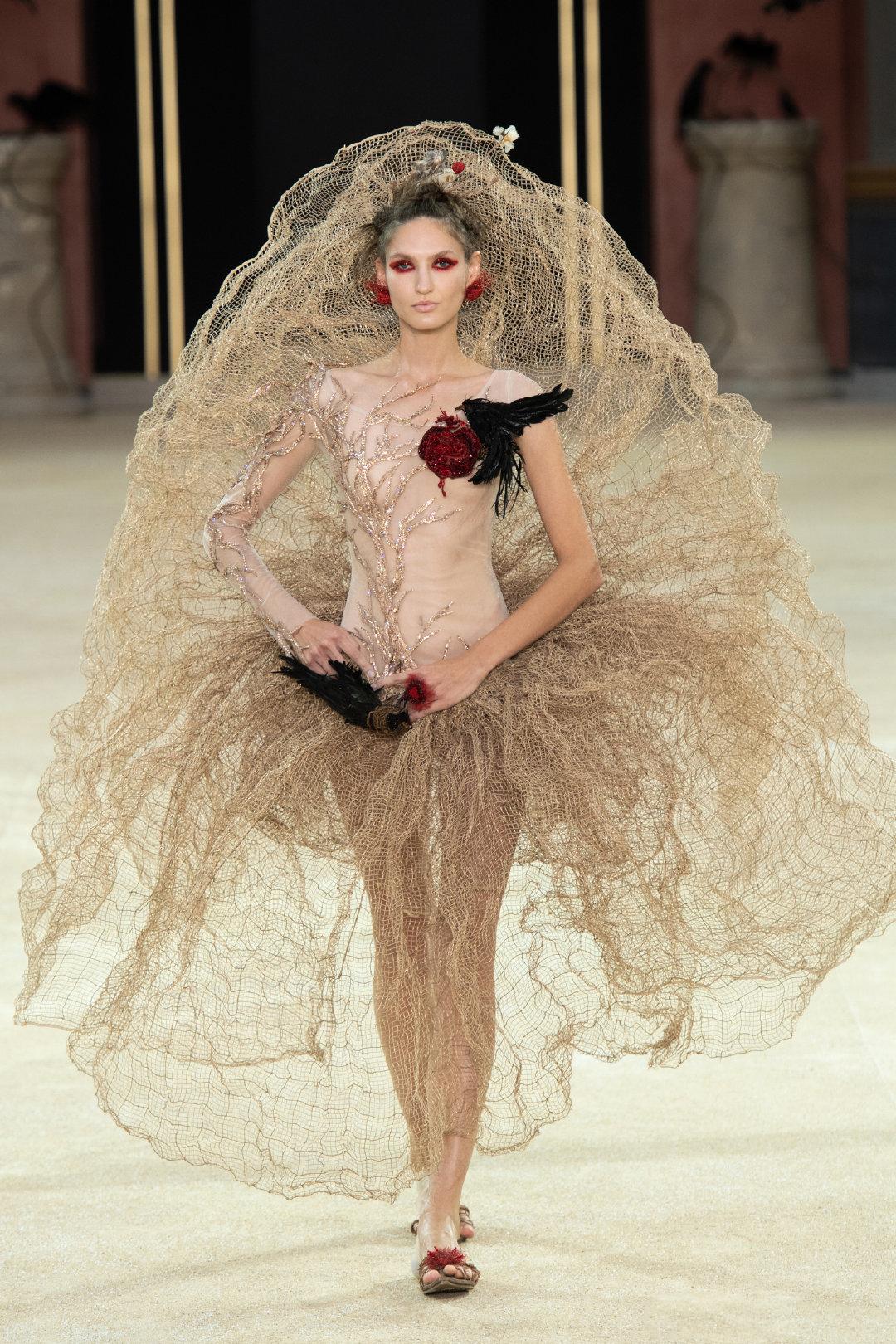 鬼脸连体服做开场，满身绣死亡象征乌鸦，惊悚秀场还是奇葩秀场？