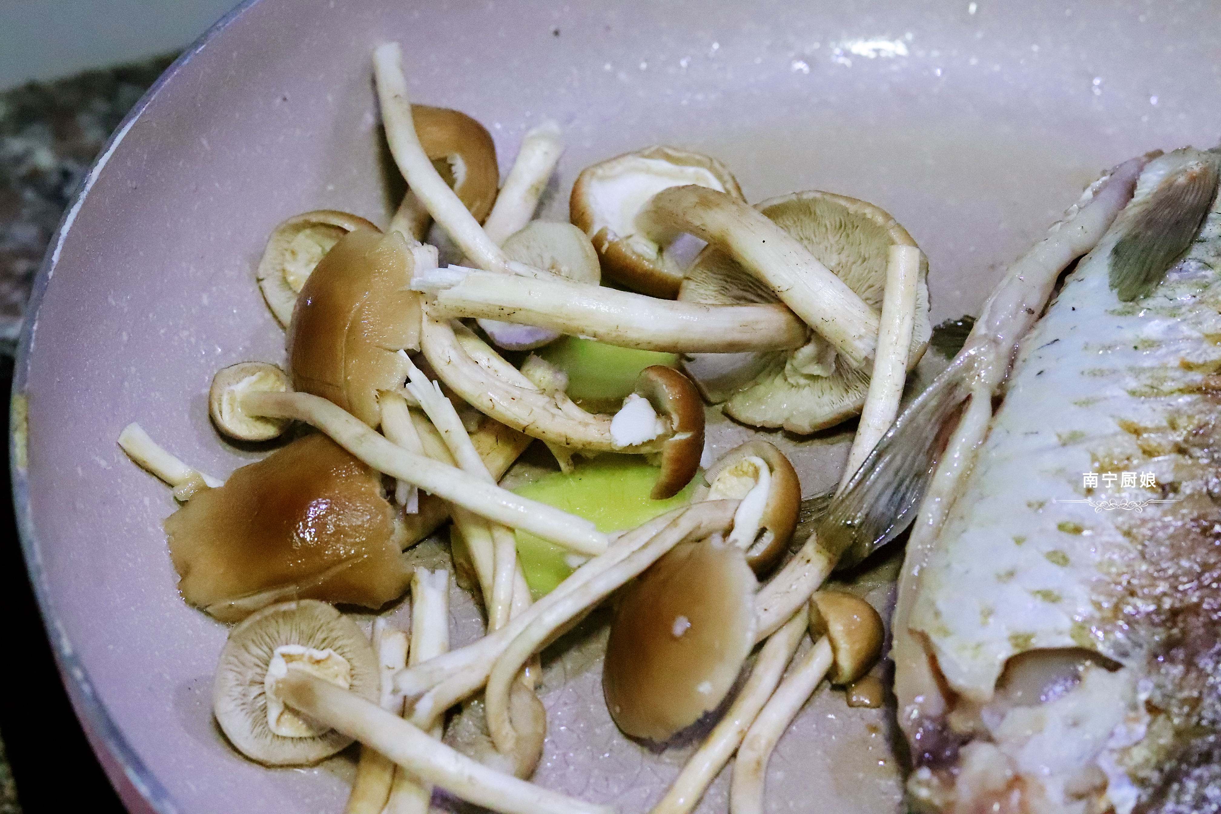 煎鱼不粘锅教你正确煎鱼方法,教你一招煎出的鱼不破皮不粘锅