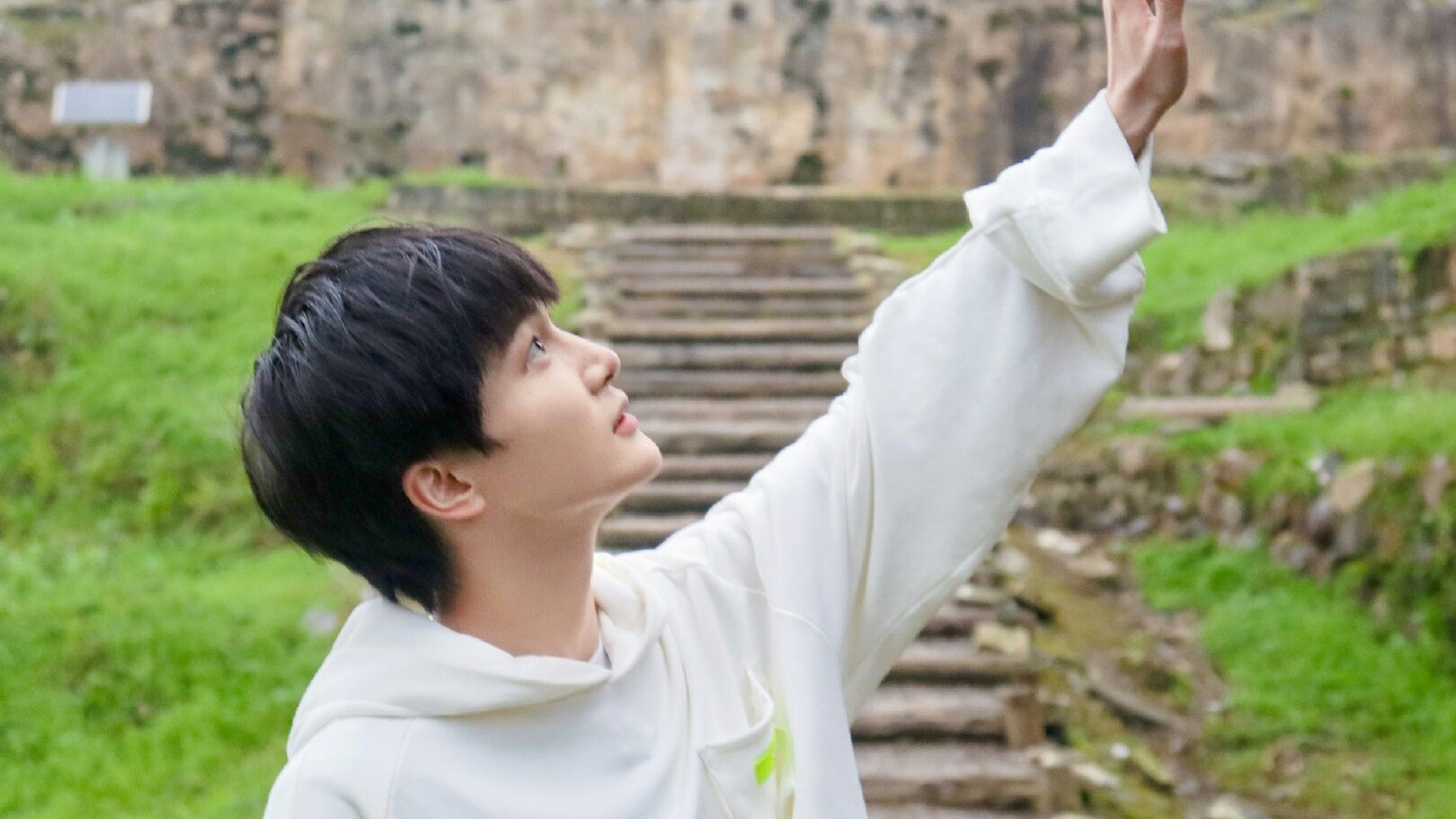 周深有首写给自己未来的歌,周深每首歌都充满了独一无二