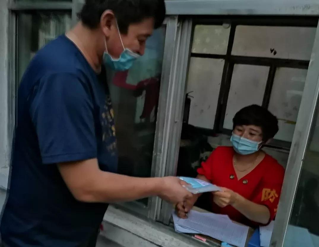 伊宁县疫情之下的我们,疫情期间医务人员不退缩