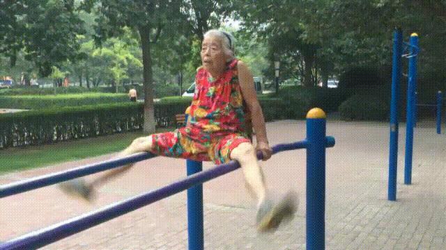 街头健身有些人不懂健身就瞎练,农村大爷习武健身一身肌肉