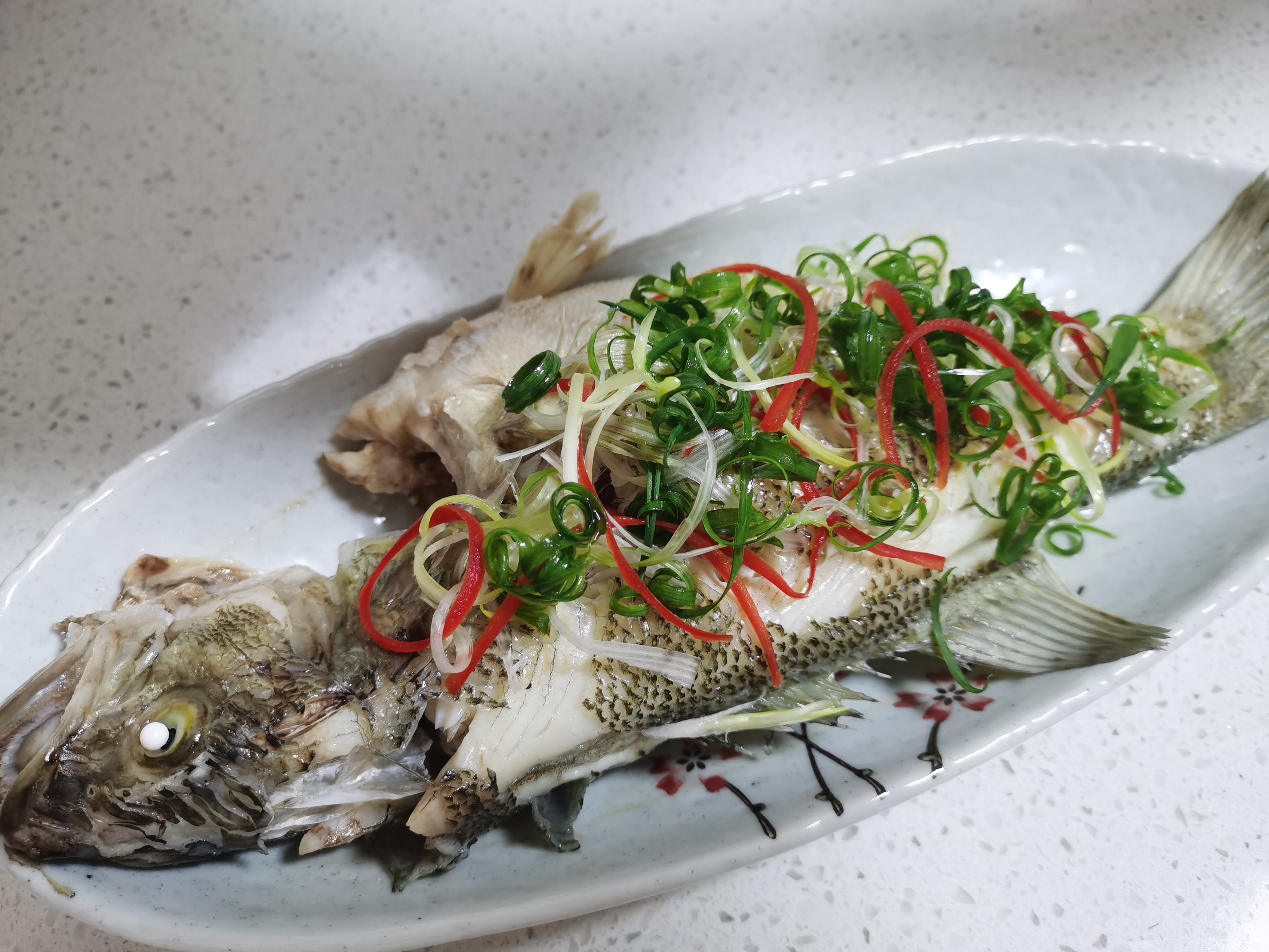 清蒸鱼的正确方法是冷水还是热水,清蒸鱼放盐腌或者直接蒸都不对
