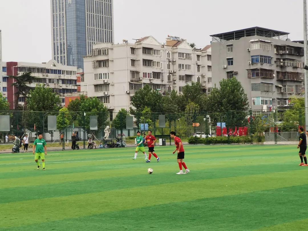 燃！近千名珠城“草根球侠”会战绿茵场