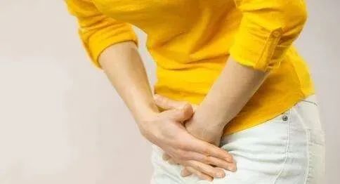 沈阳安琪外阴白斑研究所外阴白斑不只是痒这几大症状同样要重视