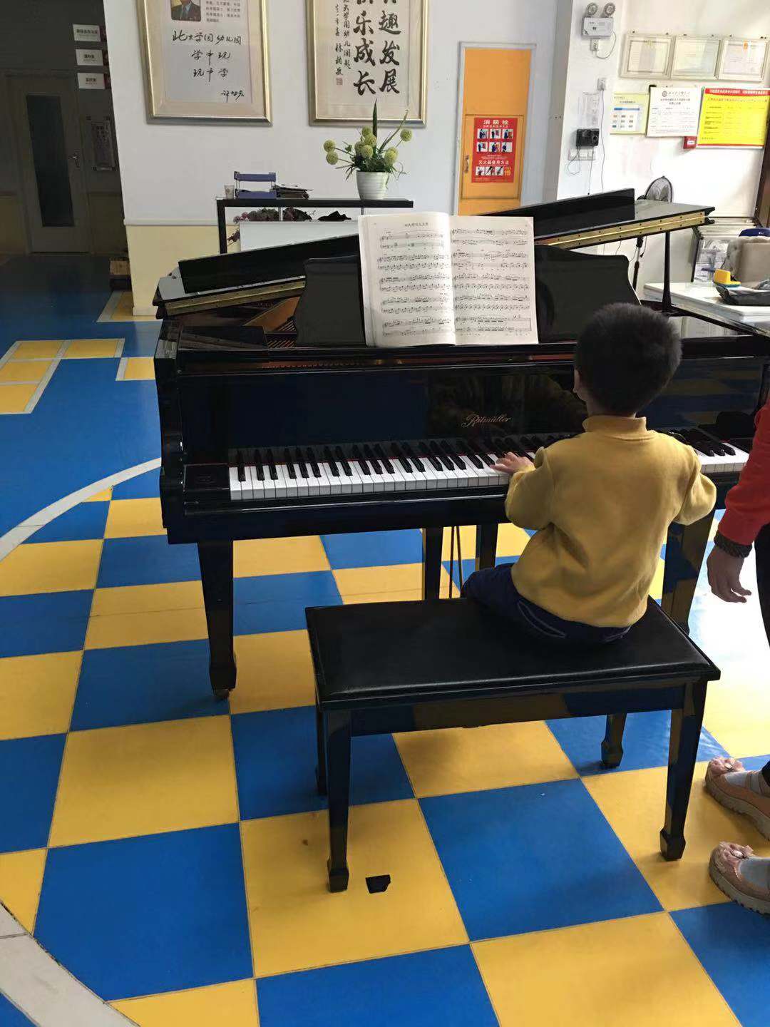 自律的孩子练琴,自律练琴的小孩