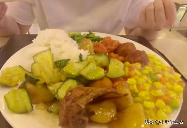 东北15元自助快餐火爆场面,快餐自助餐13元选几种菜才不会亏