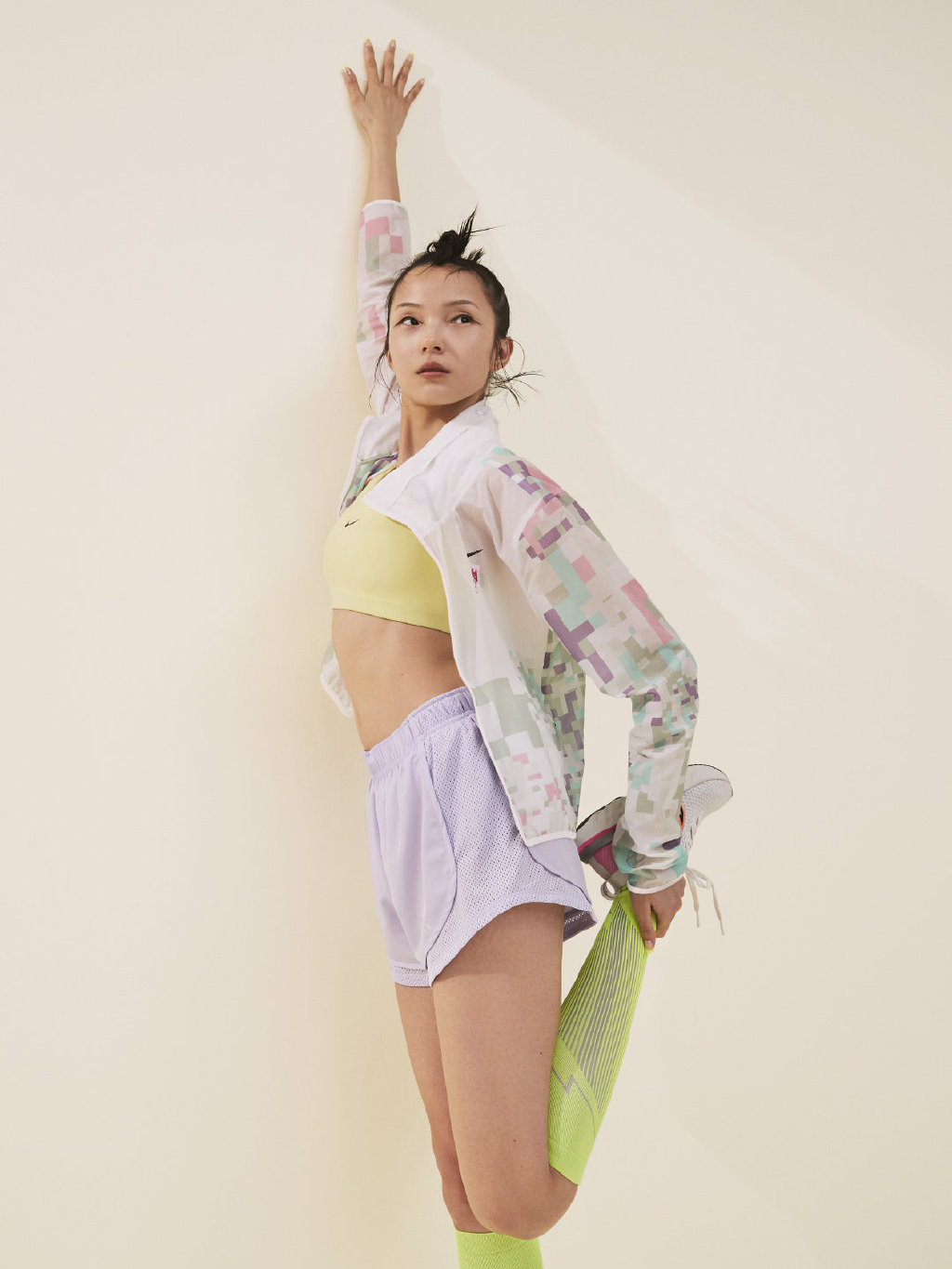 她被国外媒体称为“东方娃娃”，今穿运动装出镜，身体线条太完美