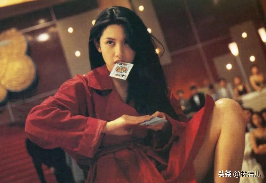 王祖贤状态52岁肤白貌美头发浓密,52岁王祖贤笑颜红唇发量惊人