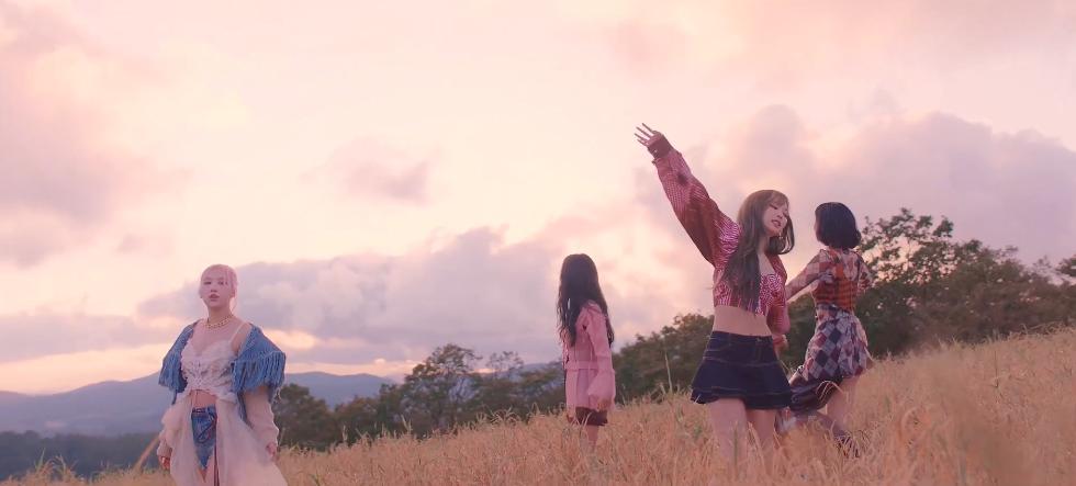 粉墨新歌MV，金智妮都穿了什么？YG造型师差点把衣服剪没了