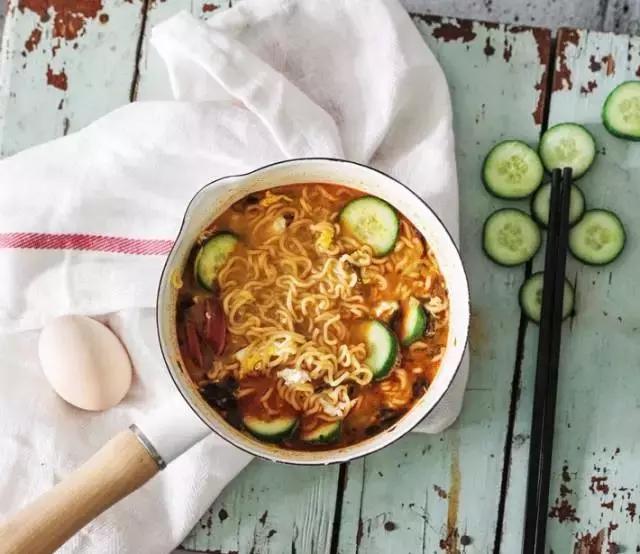 煮泡面时如何正确地打鸡蛋,煮泡面里面怎么打完整的鸡蛋