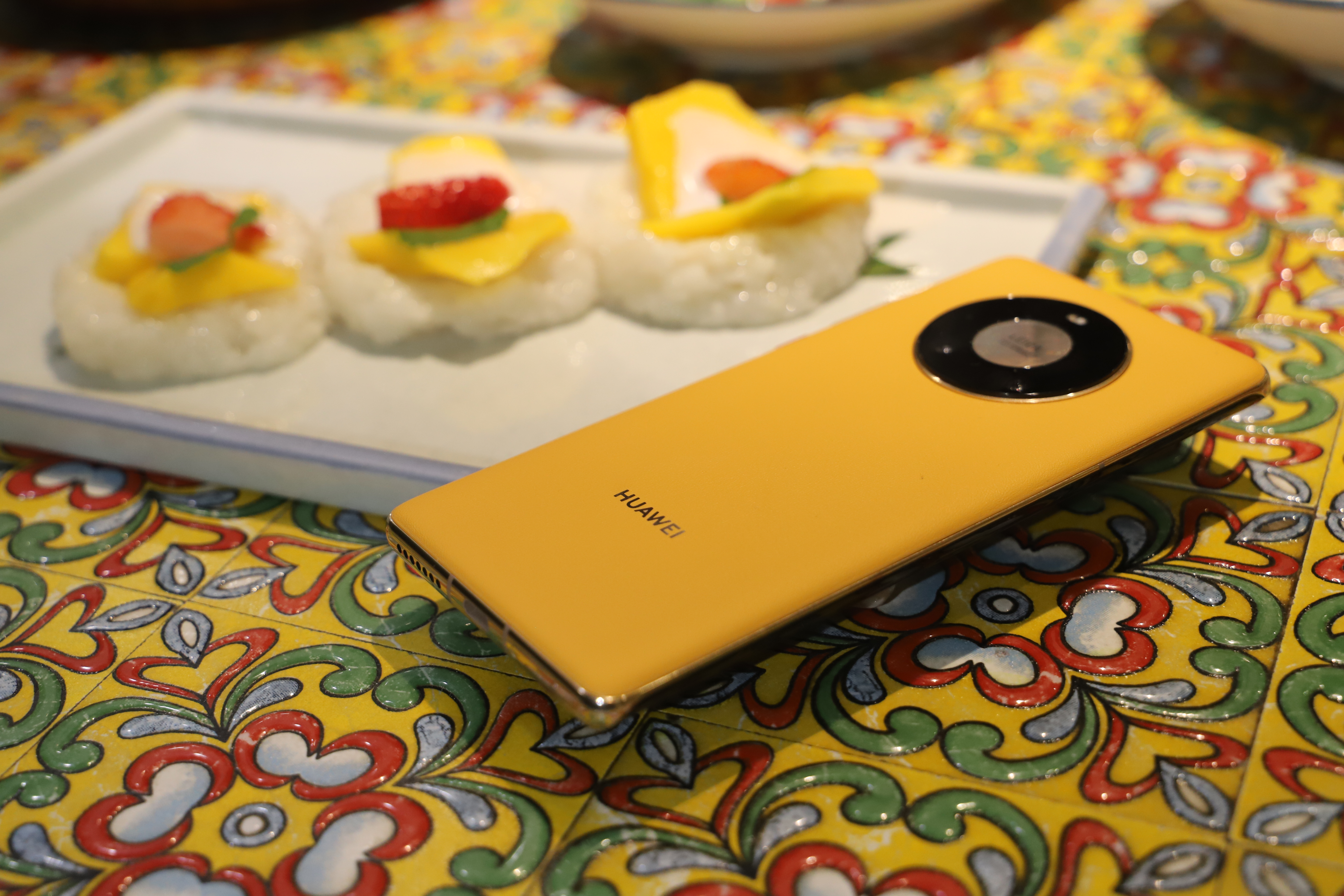 一起感受下华为mate40pro的压迫感,华为mate40pro秋日胡杨为什么贵