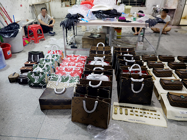 中国阿联酋联合破跨国制售假案：涉LV等名牌，案值近18亿元人民币