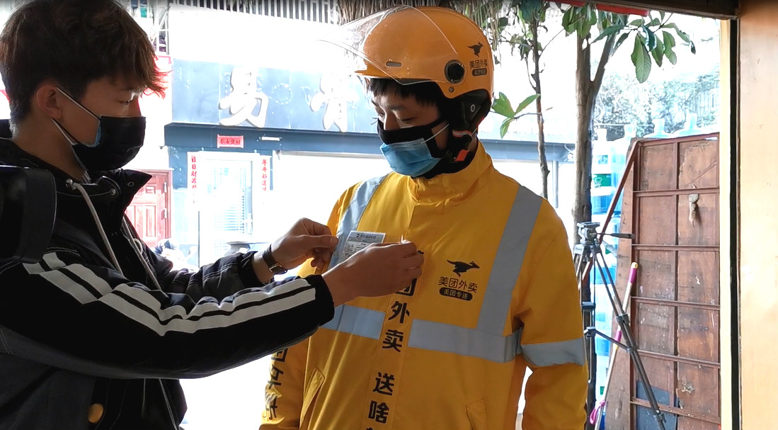 外卖小哥,用车轮温暖着昆明