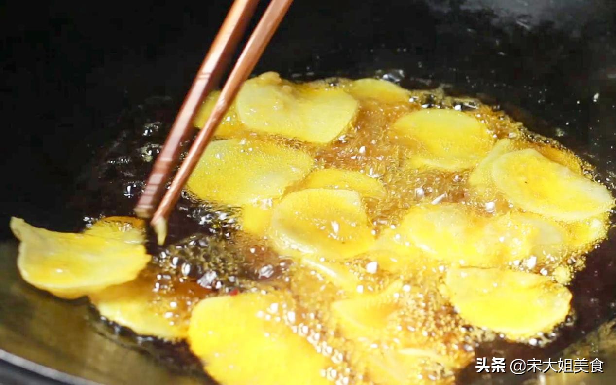 在家炸薯片做法简单又好吃,炸薯片5块钱一大盘