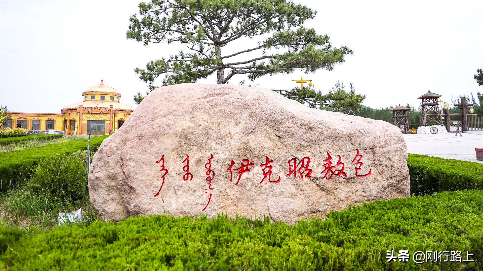 鄂尔多斯的伊克昭敖包，被誉为中国第一敖包，免费开放