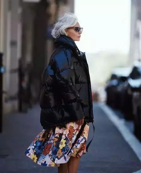 羽绒服怎么穿效果最好 (羽绒服穿着要什么样才叫做刚合适)