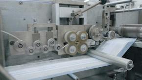 央视新闻联播比亚迪口罩,五菱口罩上央视新闻联播