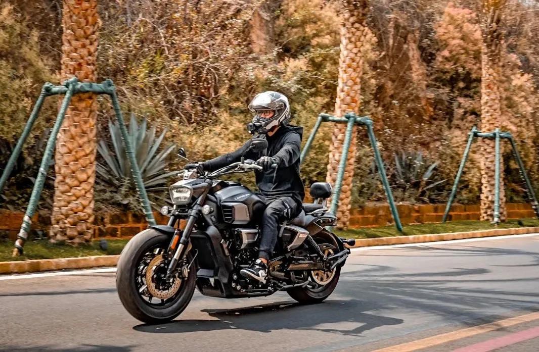 动力保持，换挡离合更轻—胖虎试驾大排V缸巡航龙嘉V霸650