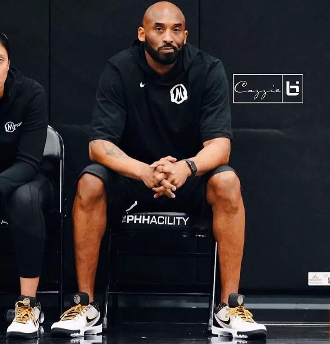 科比生涯最高分穿什么鞋,科比五名人堂配色nba上脚