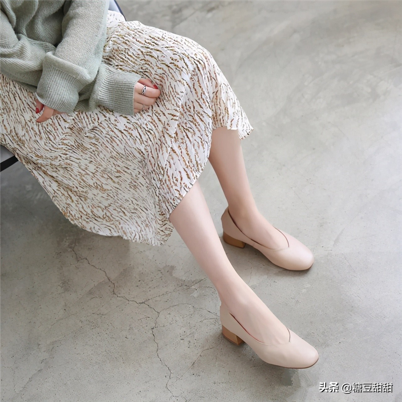 时尚穿搭今春法式奶奶鞋火了,奶奶鞋怎么搭配好看最新款