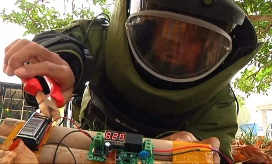 拆弹专家如何练成,真正的拆弹专家视频