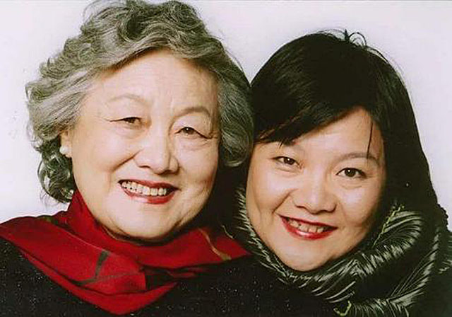 记者：作为名门闺秀，想过活成母亲那样吗？洪晃：这称呼是骂我吧