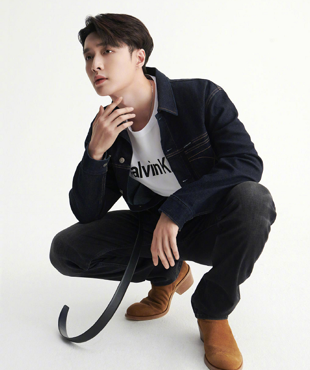 张艺兴匡威联名款穿搭,张艺兴穿黑匡威