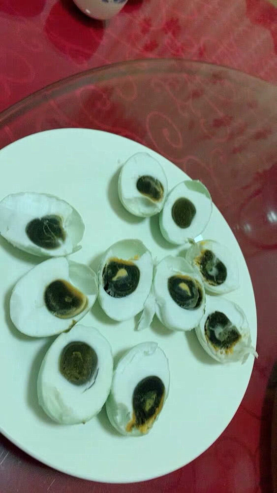 腌的鸡蛋鸭蛋发臭了还能吃吗,腌臭了的鸡蛋能吃吗