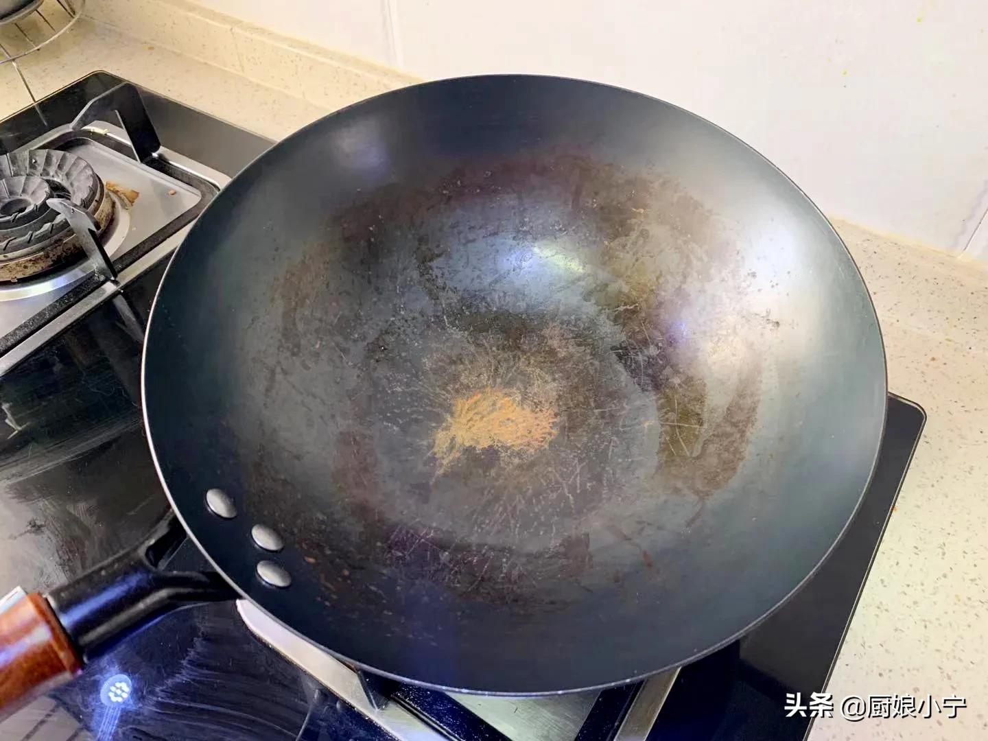 新买的铁锅千万别直接上油,新买铁锅开锅别直接用火烧