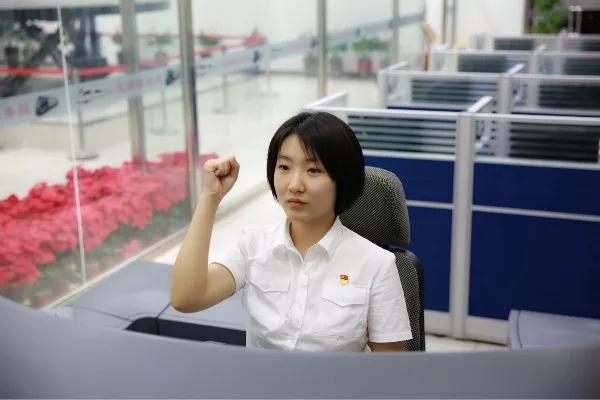 高铁副司机春运夜班的一天,高铁副司机服务春运