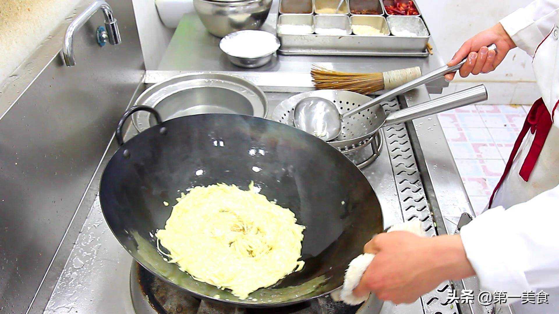 大厨教你一招做煎饼果子,煎饼简单教学