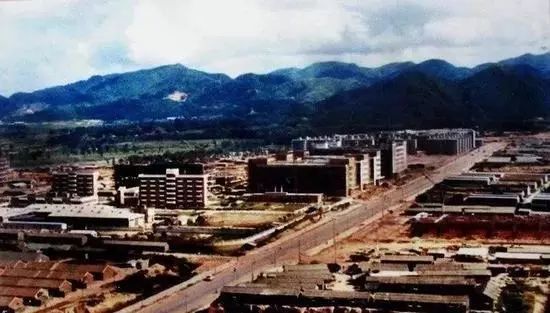 iPhone11降价1000，“中国电子第一街”惨变“美妆城”？