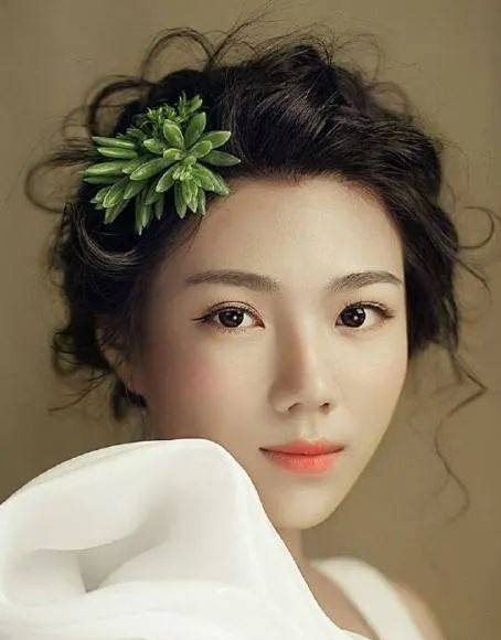 新娘妆容发型图片,新娘妆容教程和简单发型