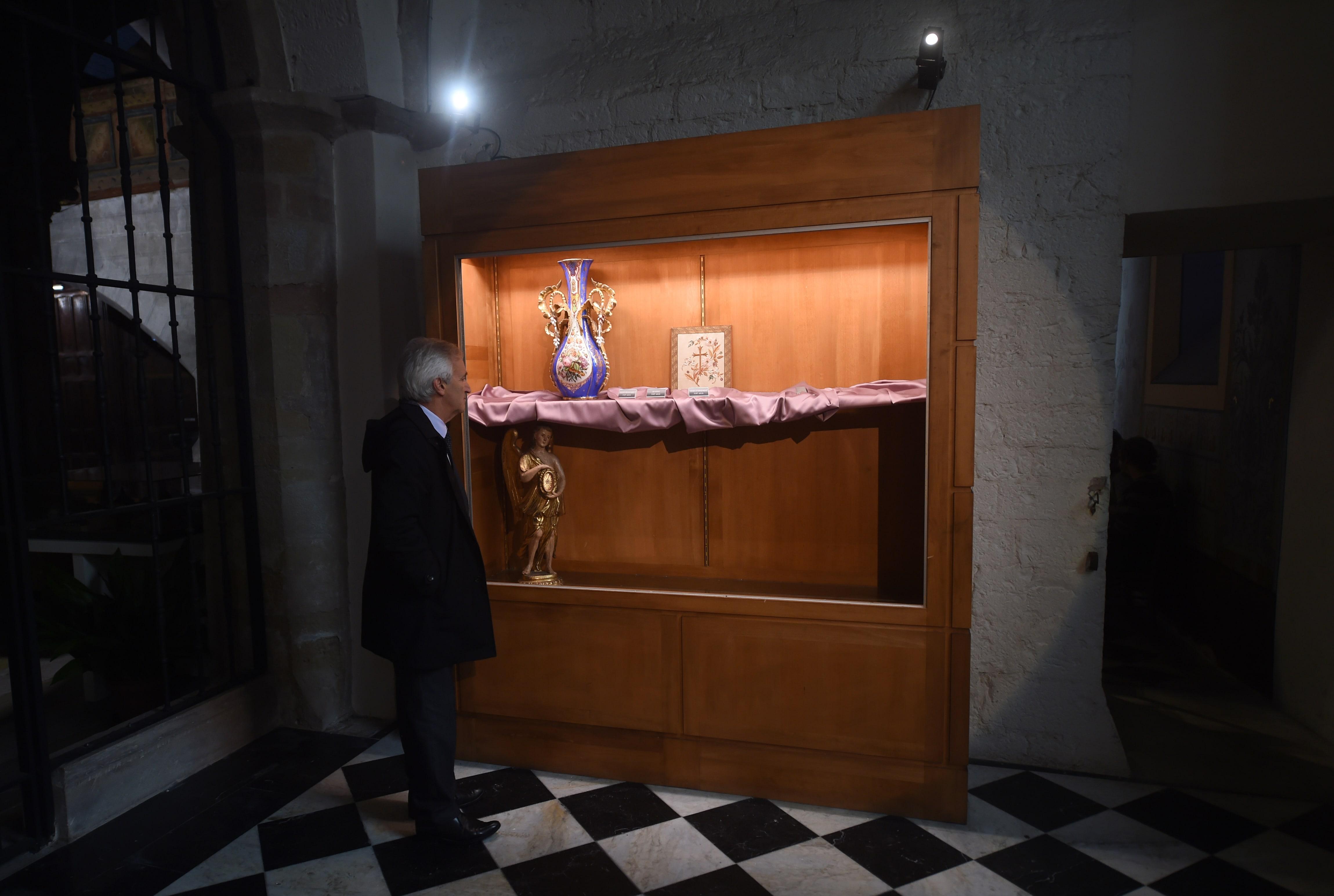 蟊贼在车前绑树干撞进教堂，抢走大量*物文**，却没认出“镇馆之宝”