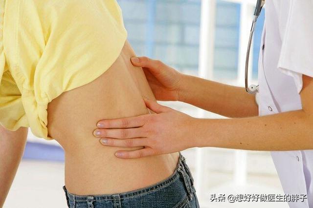 有些患者膝盖疼痛是由腰椎间盘突出压迫神经导致的,千万别忽视