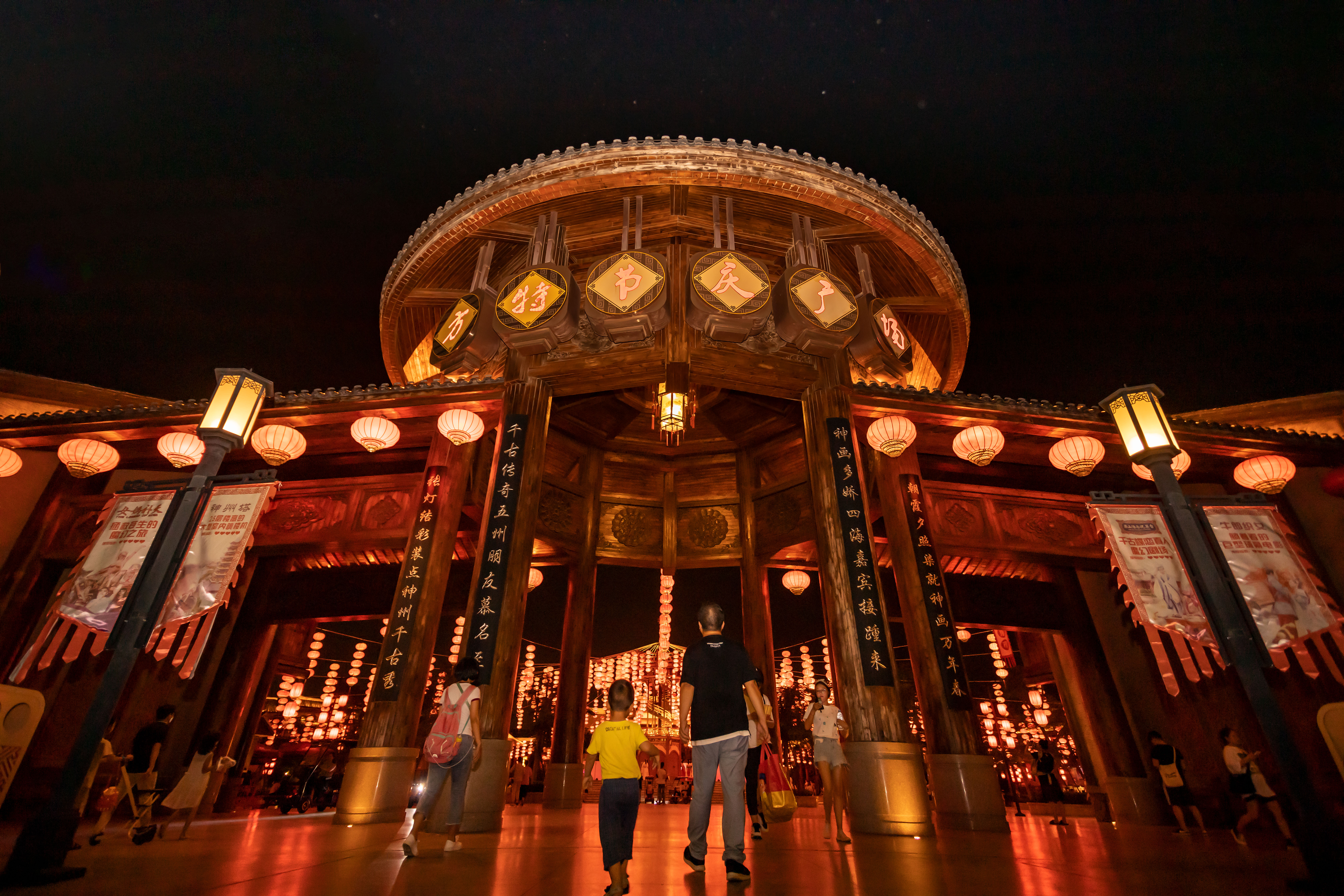 中秋出游家庭唱主角，厦门方特为何备受青睐？现场盛况多图曝光