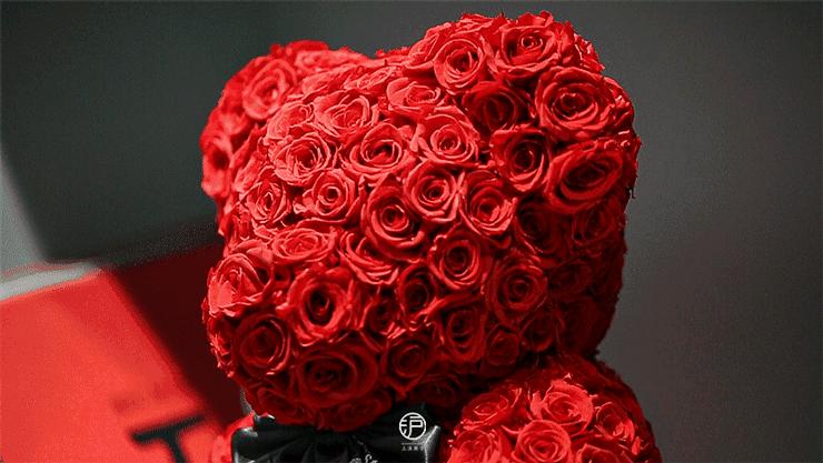 被“佟年”捧在手心的七夕礼物，藏在魔都真爱地标里