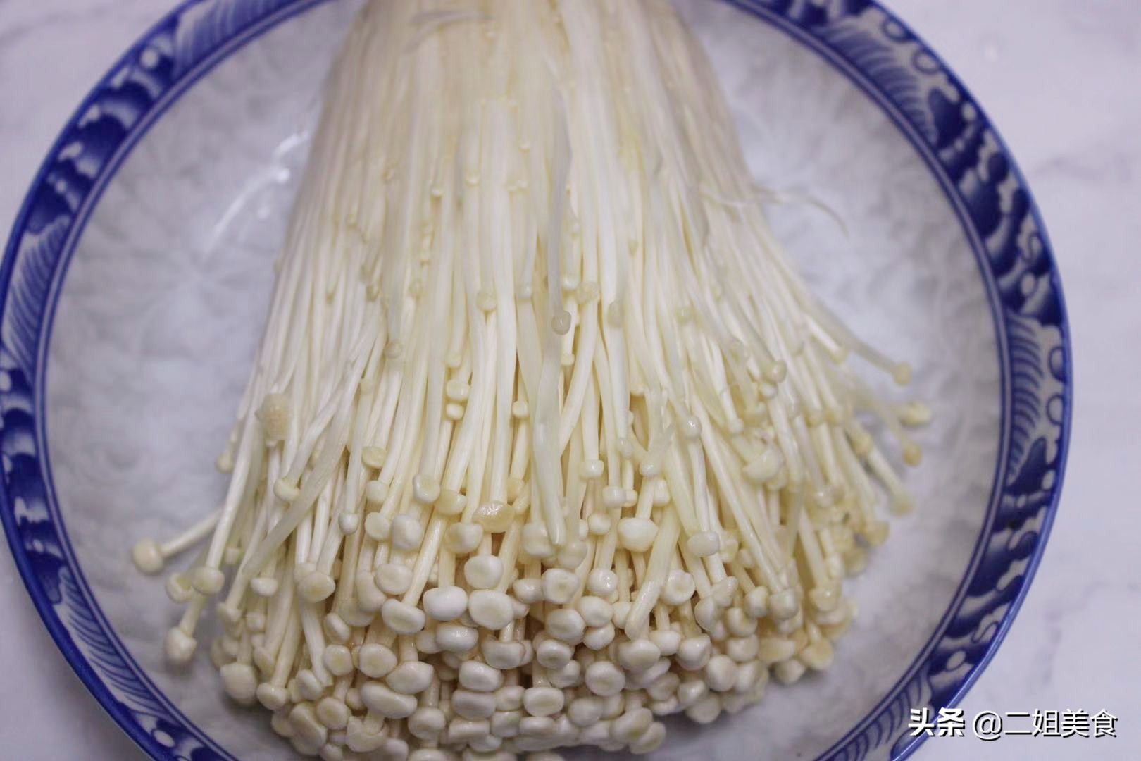 金针菇和什么菜配起来炒比较可口,金针菇这样做比烤肉还要好吃