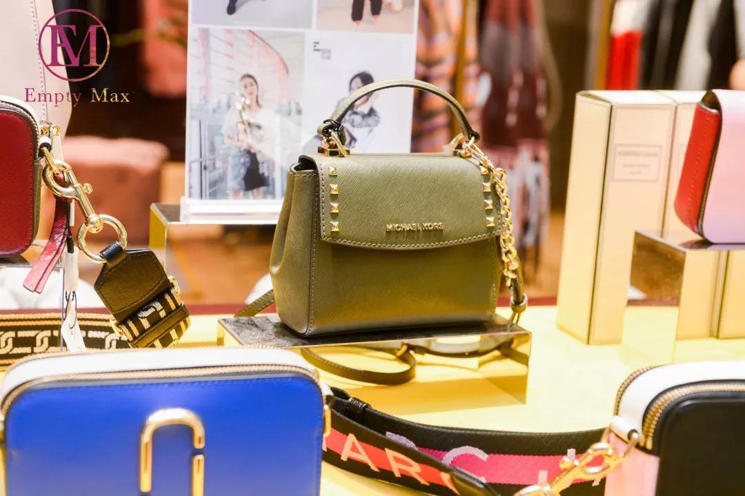 老铁放肆购!潮牌1~3折起,衣麦仓哈尔滨银泰店被时尚咖“攻陷”