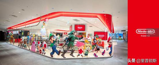 一家服装店、一台游戏机,还有是玩家或不是玩家的许多人。