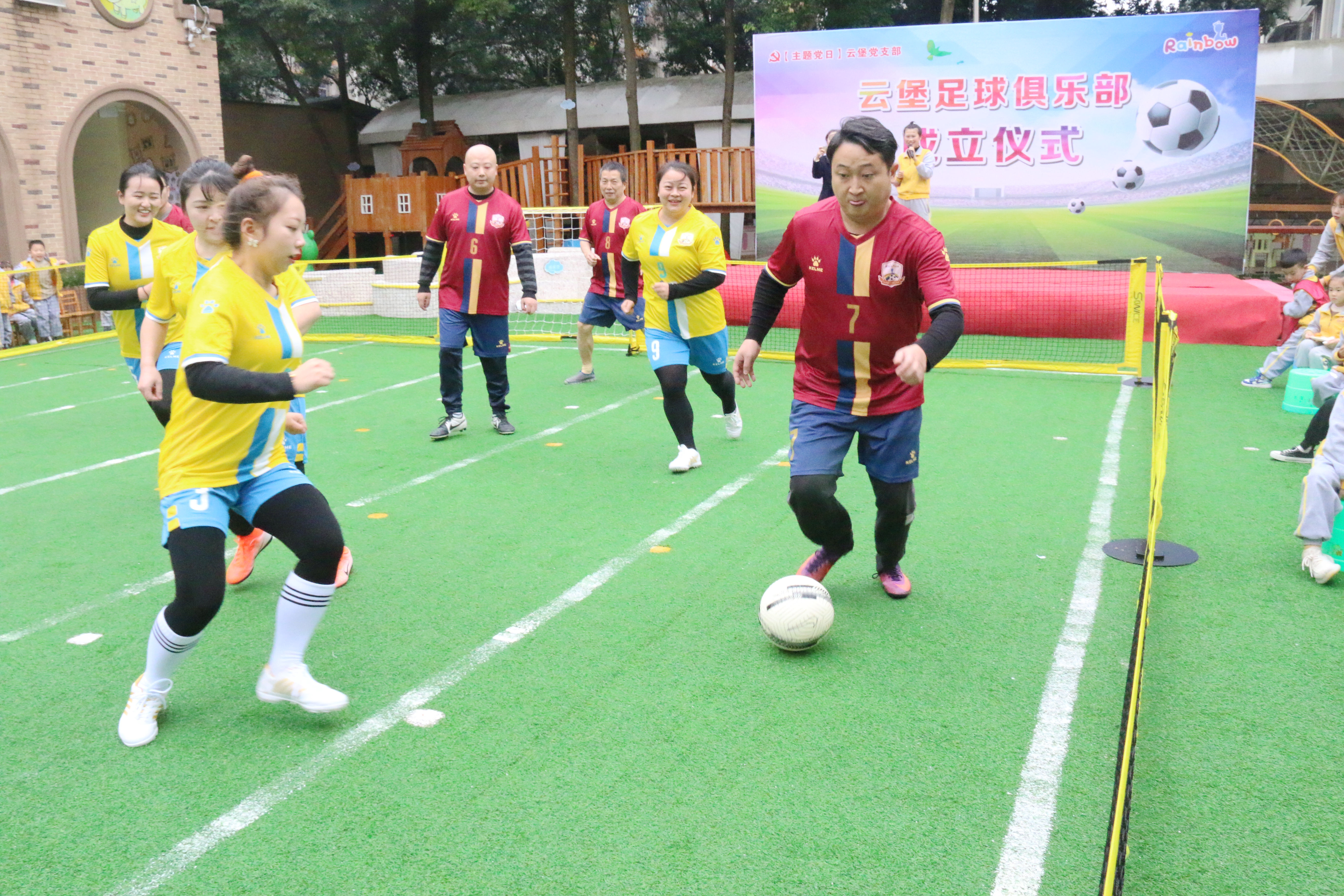 足球要从娃娃抓起的图片,四川眉山彭山业余足球俱乐部