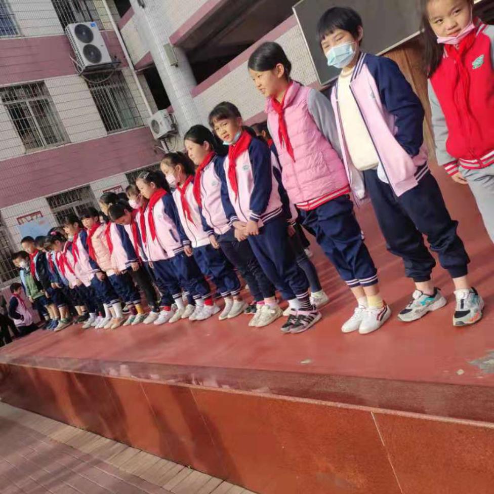 暖心校园：厦门师生特意穿错袜了 传递爱与包容