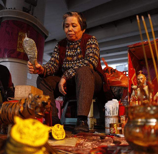 民间神婆看香断事秘密,民间神婆问仙视频