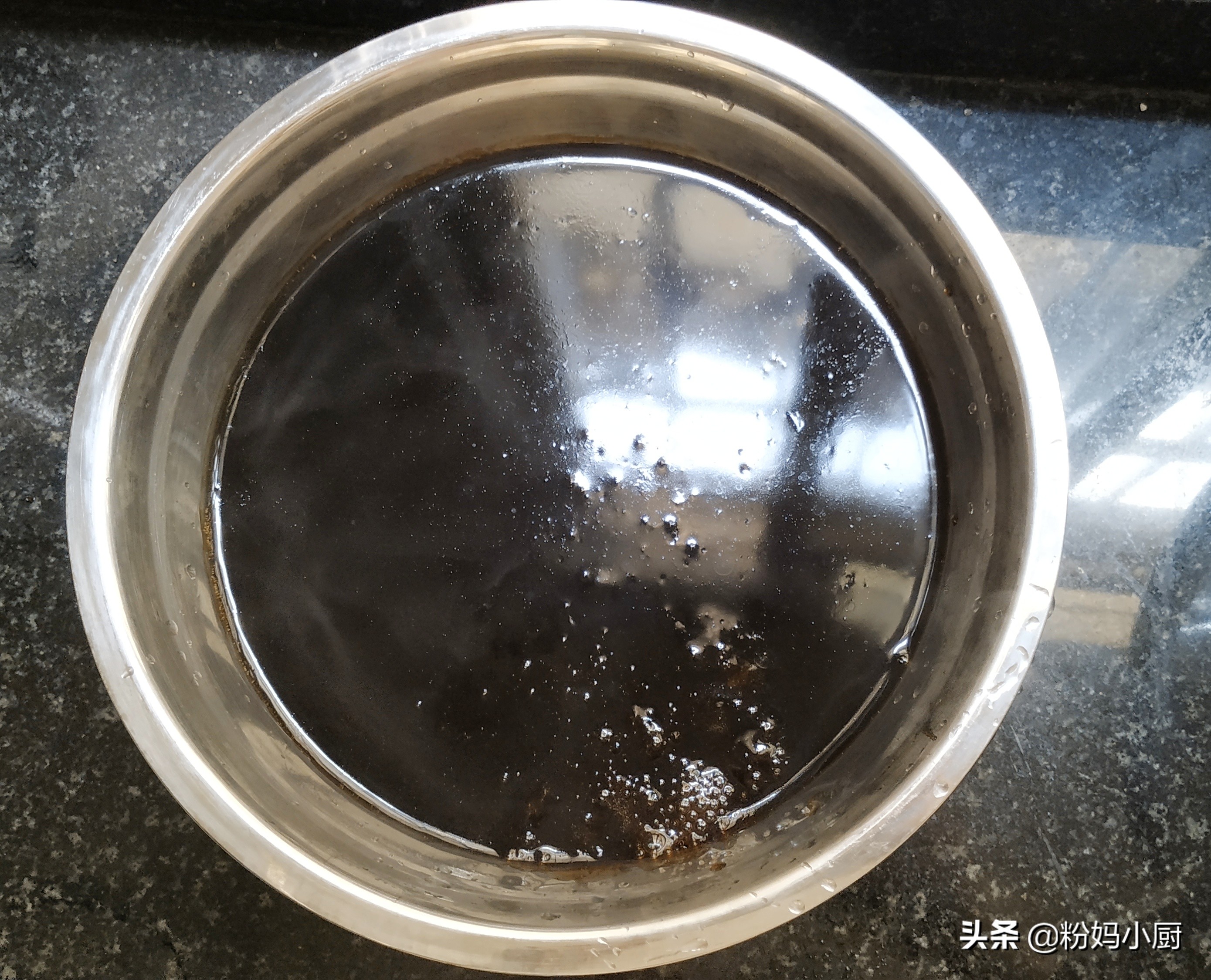 夏天自制爽滑黑凉粉,最好吃的黑凉粉做法