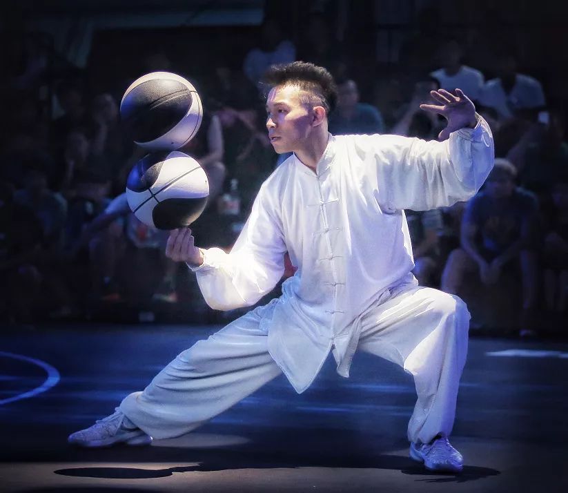 中国花式篮球领军视频,中国花式篮球第一人姜山