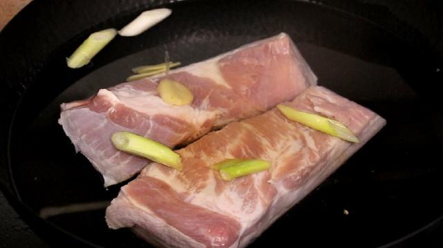 不管什么肉千万别直接焯水,不管炖什么肉焯水前多这两步